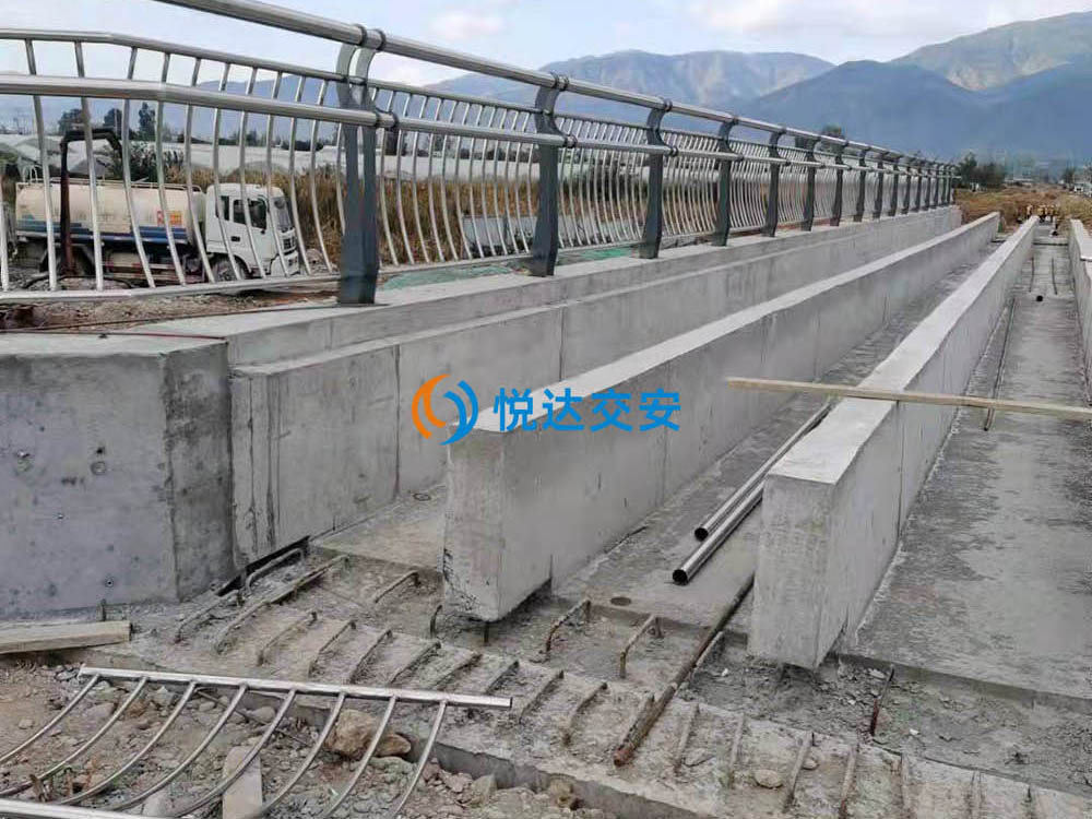 河道沟渠防撞交通路安镀锌桥梁护栏杆生产厂家可定制