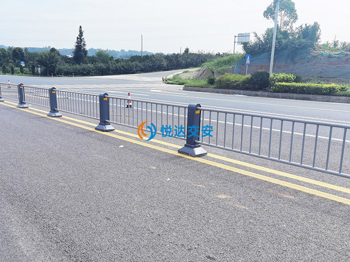 四川市政道路隔离栏交通安全护栏马路中央防撞安全防护栏加工定制