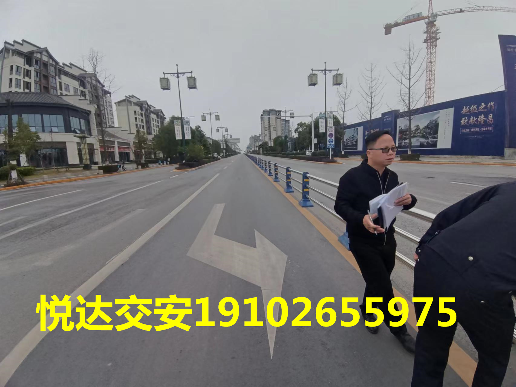 内江隆昌创建文明城市安装道路中央护栏