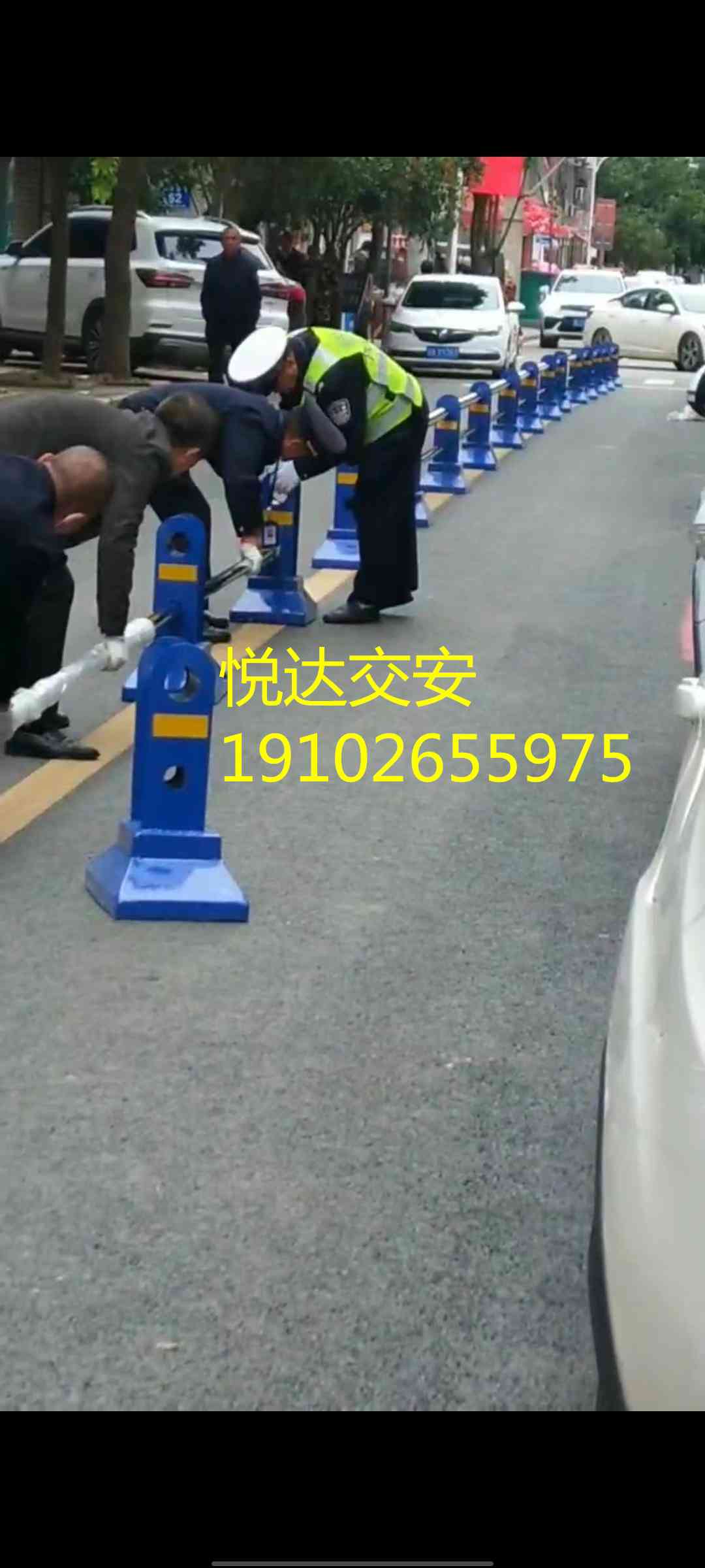 简阳城区道路安装道路隔离栏，为了安全安装交警叔叔亲自指挥道路交通
