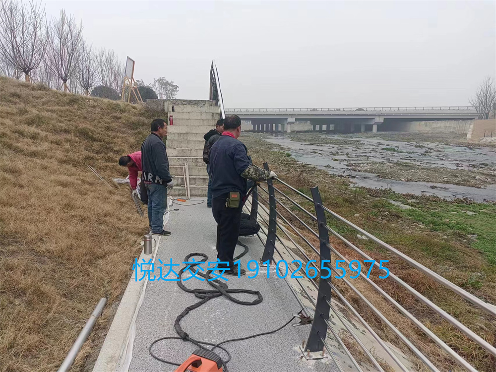 中铁项目青白江河道护栏安装实例分享