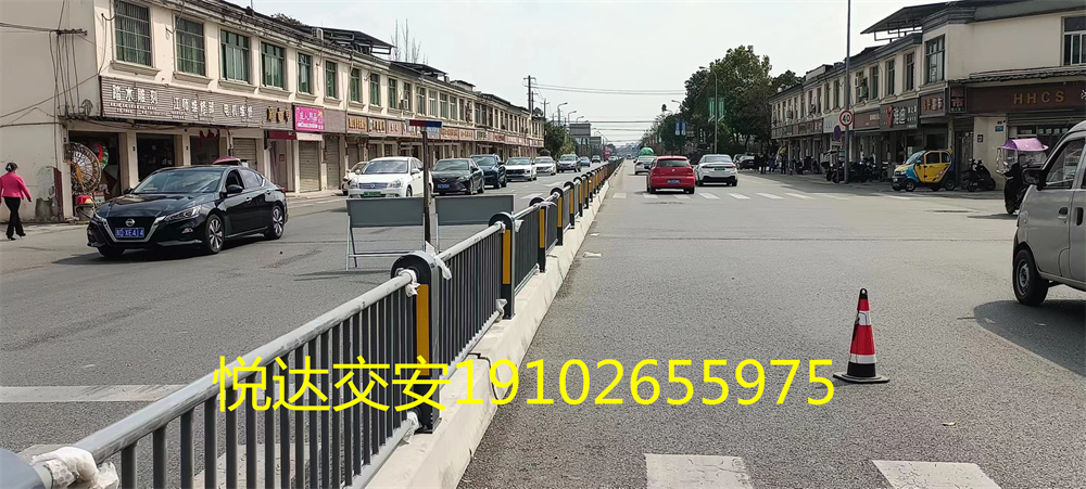 成都温江区国色天香安装四代中央护栏